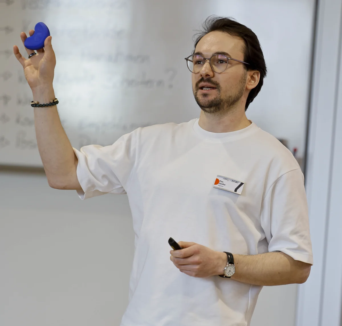 Tim Janke bei einem Vortrag vor einem Whiteboard